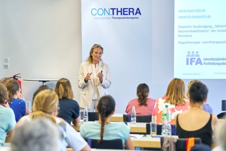 Sabine Lamprecht hält auf dem CON.THERA Therapeutenkongress einen Fachvortrag vor Teilnehmenden.